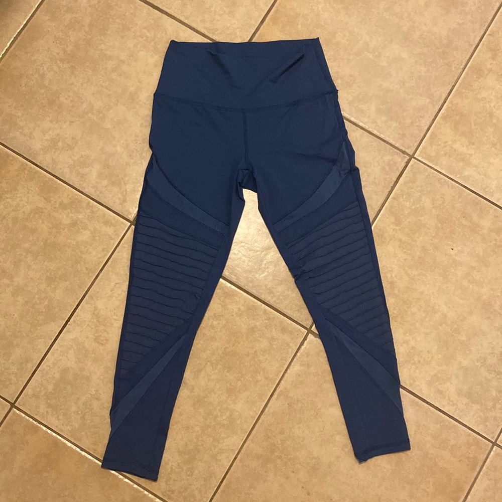 Aerie Workout Leggings! Super cute blue green color, very comfy and stretchy.